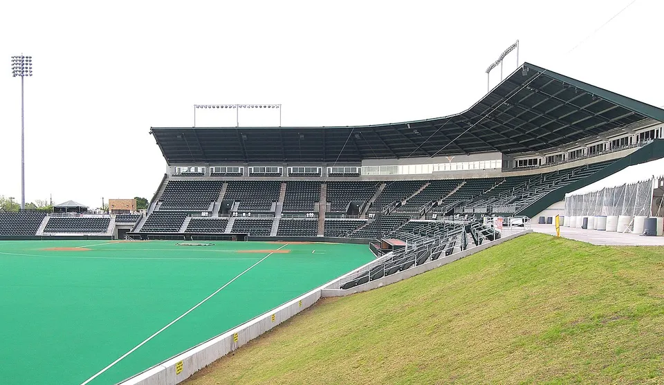 Стадион «UFCU Disch–Falk Field»