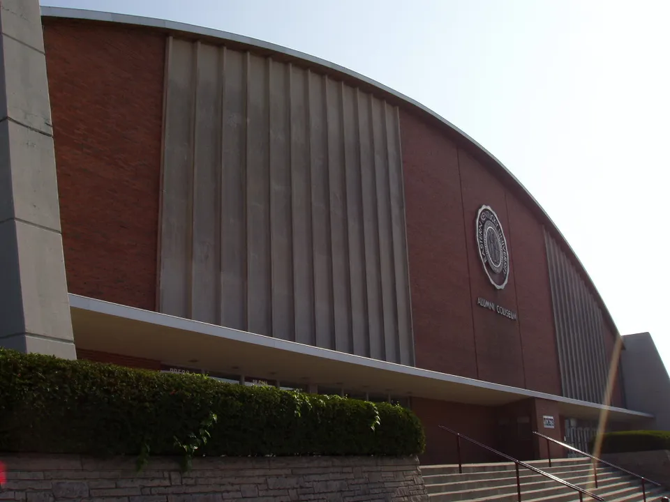 Арена «Alumni Coliseum McBrayer Arena»
