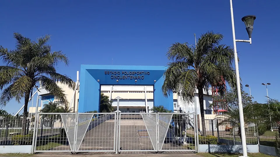 Арена «Estadio Polideportivo Cincuentenario»