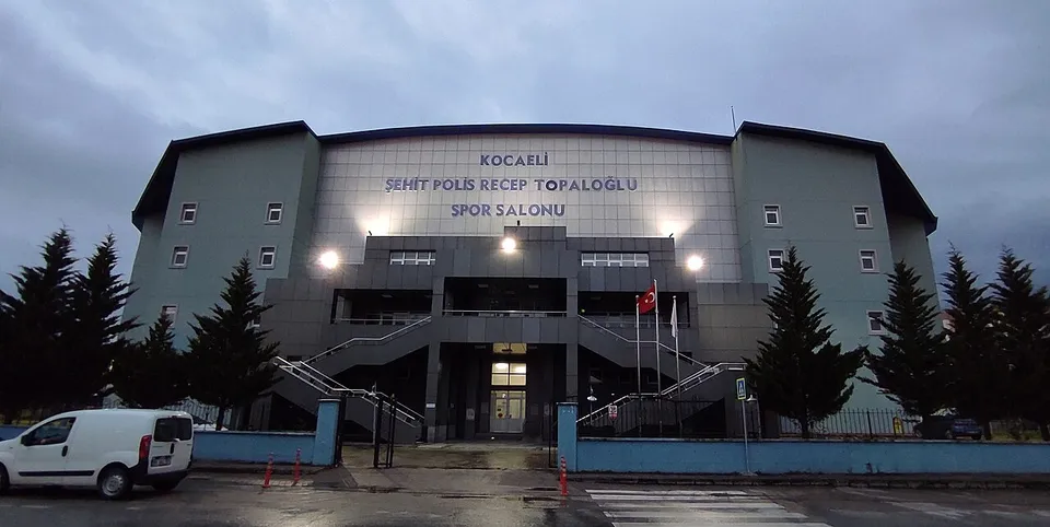 Арена «Kocaeli Sehit Polis Recep Topaloglu Spor Salonu»