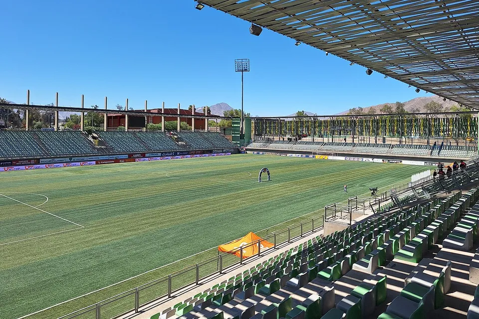 Стадион «Estadio Luis Valenzuela Hermosilla»