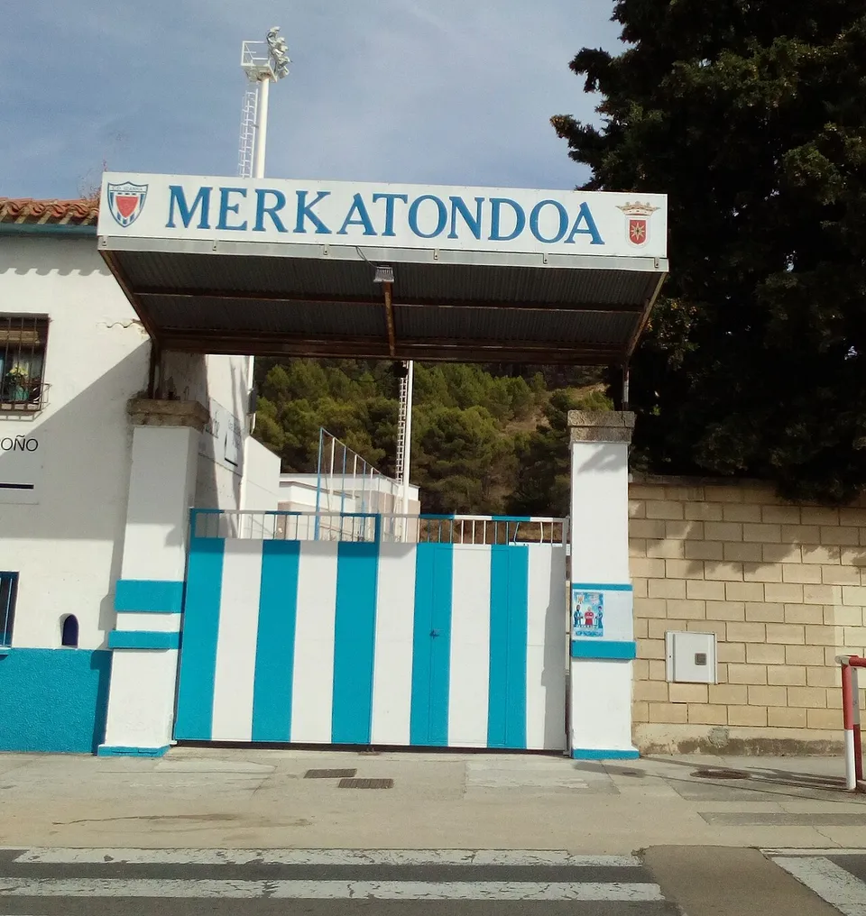 Стадион «Estadio Merkatondoa»