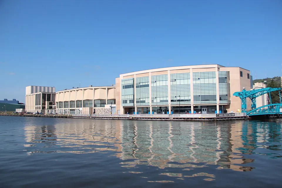 Ледовая арена «Amsoil Arena»