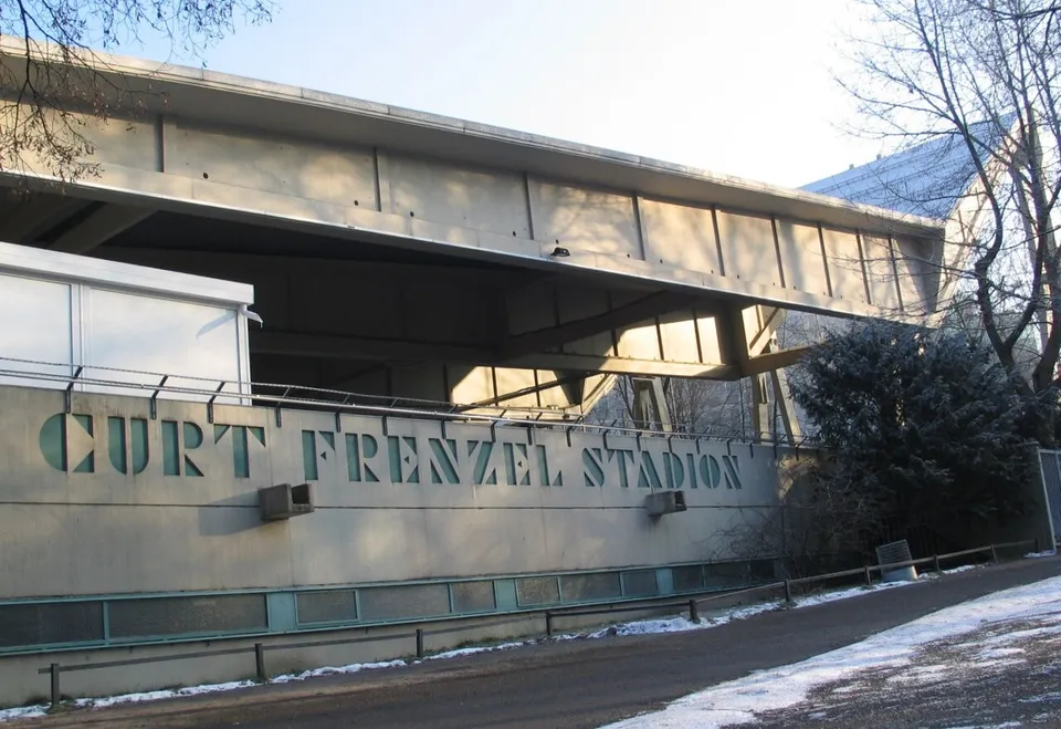 Ледовая арена «Curt-Frenzel-Stadion»